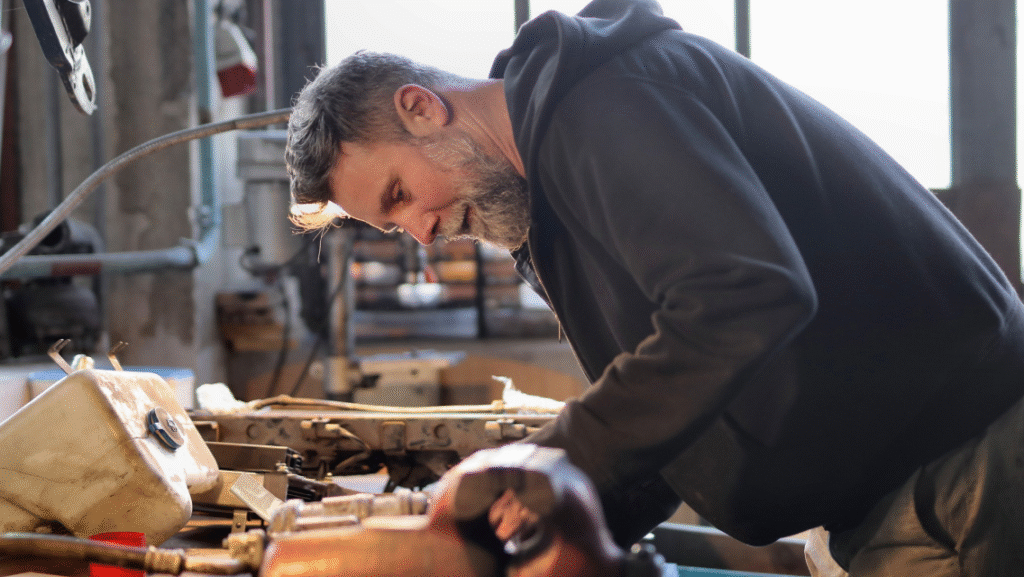 Dueño de PyME analizando inversiones y financiamiento